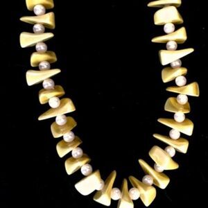 VTG CHUNKY YELLOW & PEARL LUCITE NECKLACE